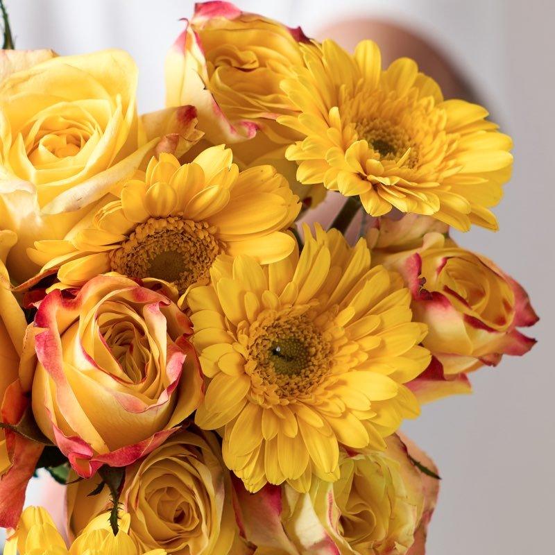Yellow rose and gerbera bouquet – sunny, joyful blooms in vibrant hues of gold and amber, perfect for uplifting someone’s day