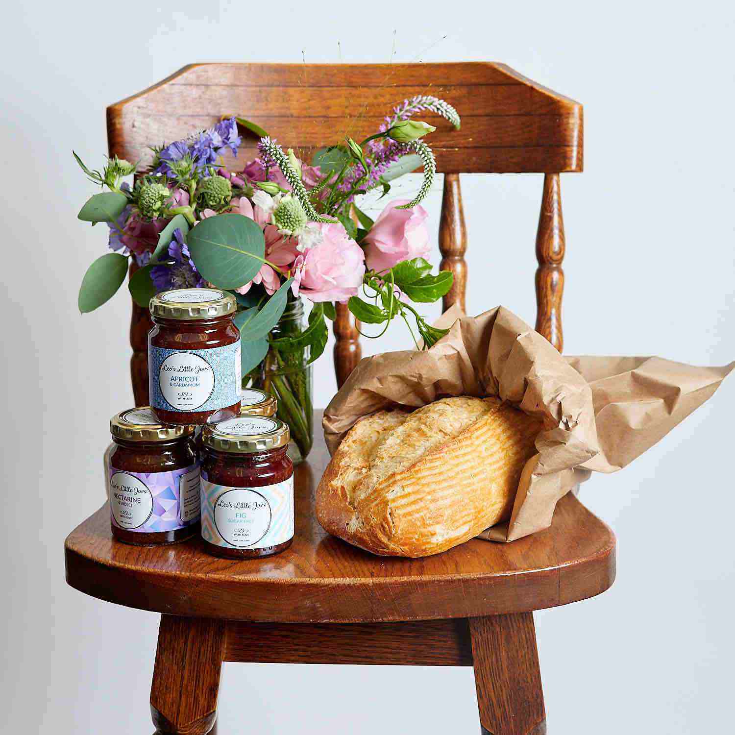 Flowers, jam and bread is a delightful gift for recipients that prefer a very unique gift delivery. Order this for same day flower delivery today from the best florist in South Africa | Fabulous Flowers and Gifts