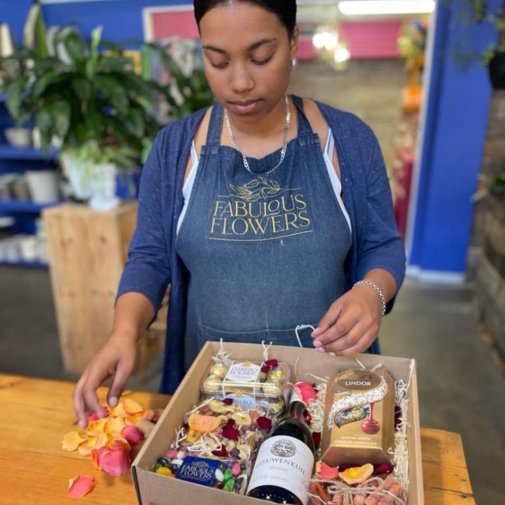 Where can I buy gift hampers for gifting in Cape Town? Look no further than Fabulous flowers and Gifts, the florist near me. Our Cape Town gift hampers are the ideal birthday gift for her. Order our gift baskets today. 