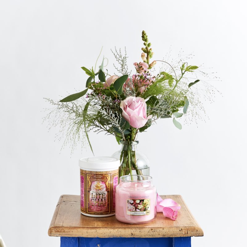 Rose pink surprise includes a fresh flower vase arrangement in pink hues with rose and snapdragons, chai tea powder and a yankee candle. Order for same day flower delivery to the people you love in Cape Town from Fabulous Flowers. 