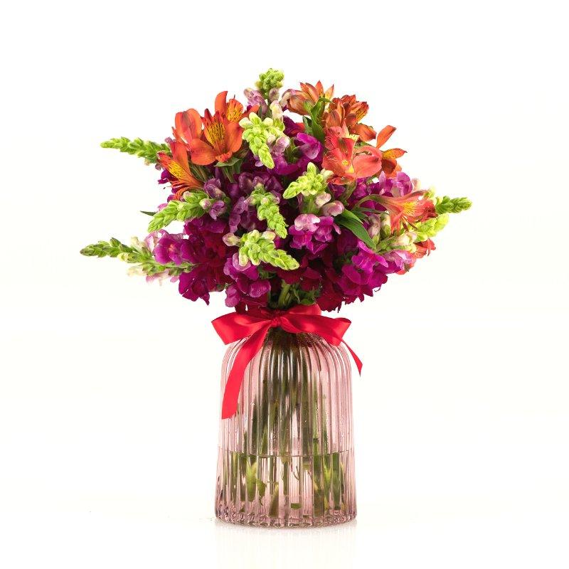 Flower arrangement with snapdragons and alstroemeria - Fabulous Flowers
