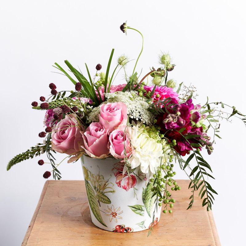 Beautiful pastel flower arrangement with dahlias, pink roses and snapdragons | Fabulous flowers